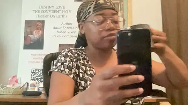 MommyConfident online show from June 2026 07:39:01 PM