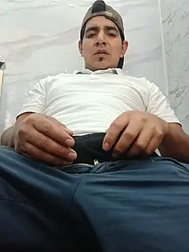 Snapshot of latino17 chatting on November 2025 06:05:02 AM latino17 online show from November 2025 06:05:02 AM