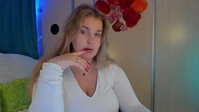 Snapshot of CoraSwon chatting on September 2025 06:18:02 PM CoraSwon online show from September 2025 06:18:02 PM