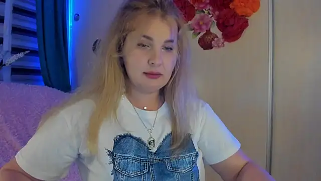 Snapshot of CoraSwon chatting on September 2025 04:45:01 PM CoraSwon online show from September 2025 04:45:01 PM