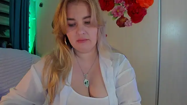 Snapshot of CoraSwon chatting on October 2025 09:22:01 PM CoraSwon online show from October 2025 09:22:01 PM