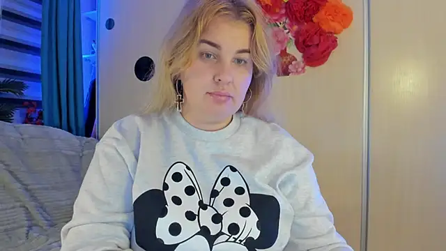 Snapshot of CoraSwon chatting on October 2025 09:17:02 PM CoraSwon online show from October 2025 09:17:02 PM