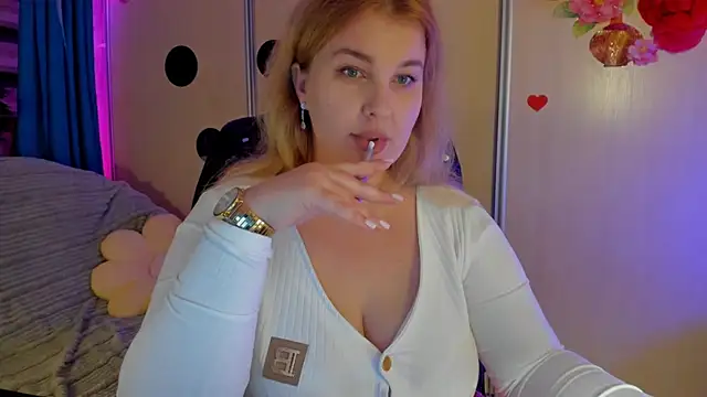 Snapshot of CoraSwon chatting on November 2025 08:44:01 PM CoraSwon online show from November 2025 08:44:01 PM