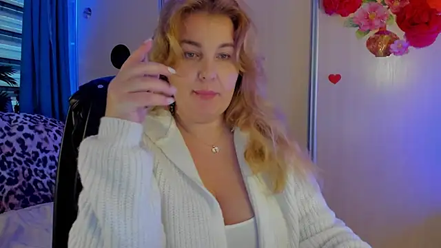 Snapshot of CoraSwon chatting on November 2025 09:45:01 AM CoraSwon online show from November 2025 09:45:01 AM