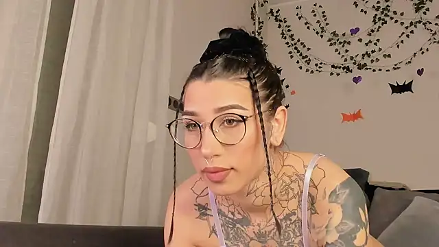 Snapshot of Lilith_Lux chatting on December 2024 08:11:01 PM Lilith Lux online show from December 2024 08:11:01 PM