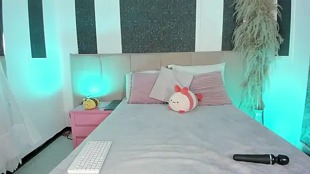 Alaia Manson online show from November 2025 07:38:01 PM