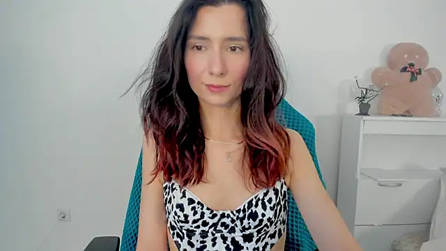 crystalnut online show from November 2025 03:28:01 AM