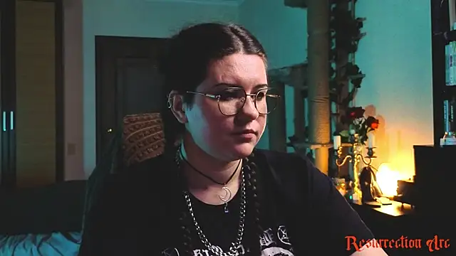 Laura Karamazov online show from June 2026 05:45:01 PM