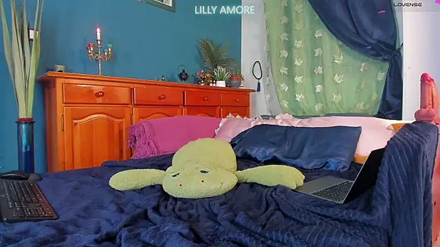 LillyAmore online show from April 2026 08:09:02 PM