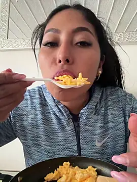 emmyjhonson07 online show from April 2026 12:11:02 PM