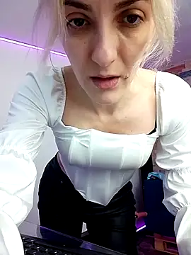 Snapshot of RileyLanna chatting on October 2025 02:54:01 AM RileyLanna online show from October 2025 02:54:01 AM