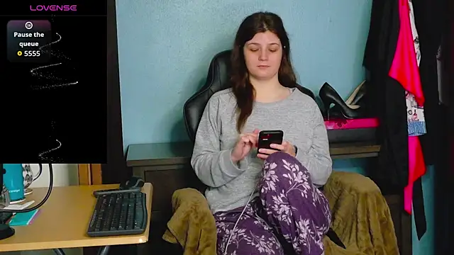 TreeJeanne online show from December 2025 03:01:01 AM