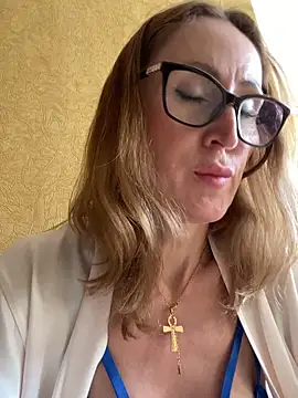 Snapshot of LauraDavis chatting on June 2026 02:41:01 PM LauraDavis online show from June 2026 02:41:01 PM