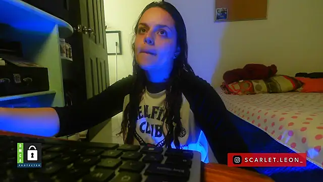 Scarletleon77 online show from November 2025 08:10:01 PM
