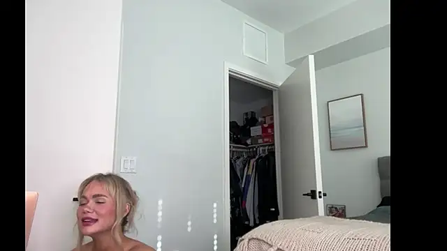Snapshot of ElenaErickson chatting on June 2026 12:32:02 AM ElenaErickson online show from June 2026 12:32:02 AM