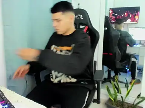 Snapshot of E_Moon chatting on November 2025 04:22:02 AM E Moon online show from November 2025 04:22:02 AM