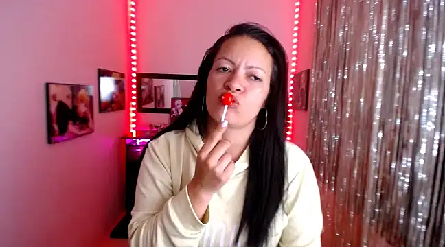 Cristal w online show from March 2025 06:00:01 PM