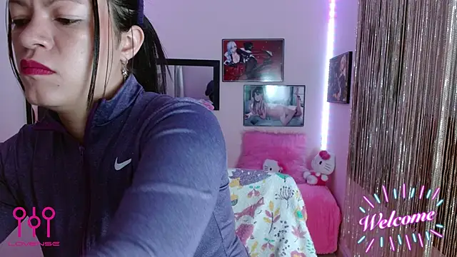 Cristal w online show from September 2025 01:00:01 PM