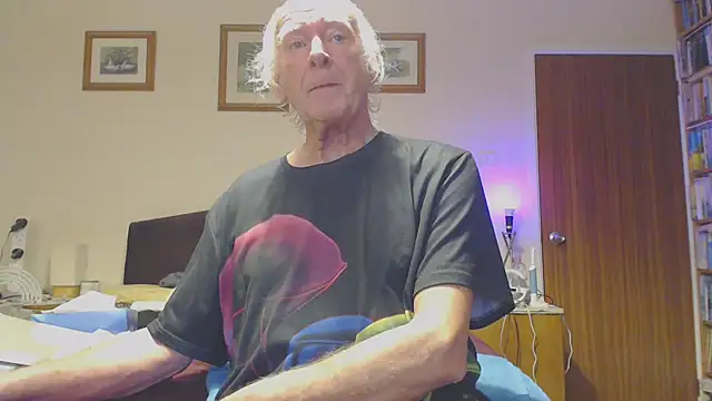 Snapshot of WaverlyKernow chatting on January 2025 03:06:01 PM WaverlyKernow online show from January 2025 03:06:01 PM