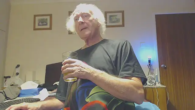 Snapshot of WaverlyKernow chatting on January 2025 04:03:01 PM WaverlyKernow online show from January 2025 04:03:01 PM