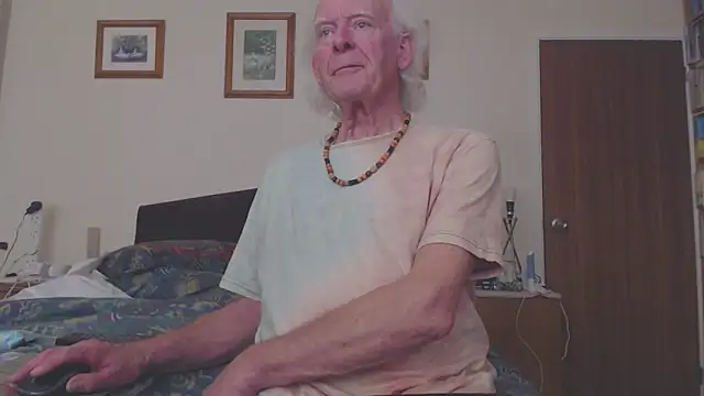 Snapshot of WaverlyKernow chatting on March 2025 01:40:02 PM WaverlyKernow online show from March 2025 01:40:02 PM