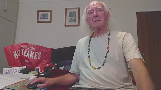 Snapshot of WaverlyKernow chatting on September 2025 01:35:01 PM WaverlyKernow online show from September 2025 01:35:01 PM