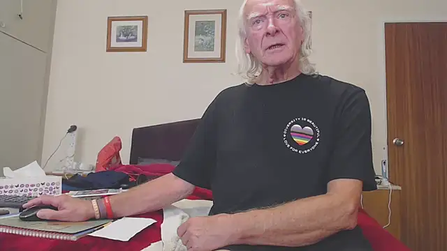 Snapshot of WaverlyKernow chatting on October 2025 01:42:02 PM WaverlyKernow online show from October 2025 01:42:02 PM