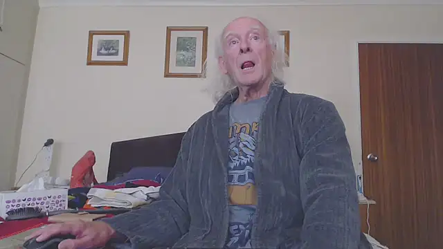 Snapshot of WaverlyKernow chatting on October 2025 02:19:01 PM WaverlyKernow online show from October 2025 02:19:01 PM