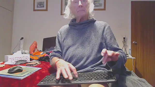 Snapshot of WaverlyKernow chatting on October 2025 12:17:01 PM WaverlyKernow online show from October 2025 12:17:01 PM