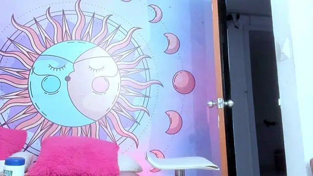 luna hoott online show from April 2026 07:07:02 PM