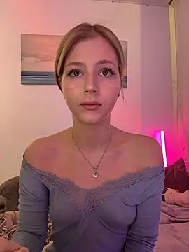 LunaRase online show from November 2025 08:35:02 AM