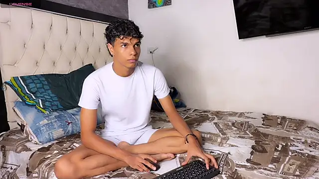 Snapshot of james_dreams_ chatting on June 2026 11:43:01 PM james dreams online show from June 2026 11:43:01 PM