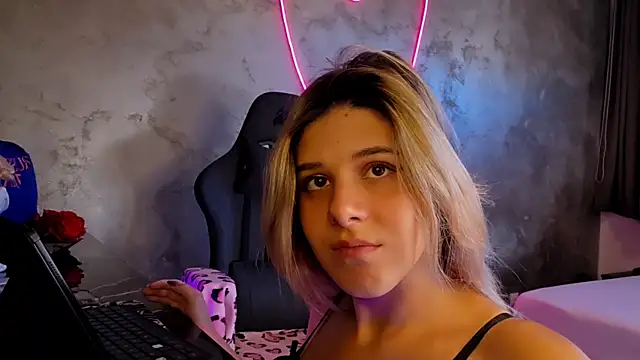 Snapshot of LeylaRosse chatting on September 2025 07:24:02 AM LeylaRosse online show from September 2025 07:24:02 AM