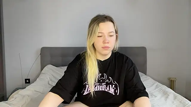 Embersweetbunny online show from January 2026 07:46:02 AM