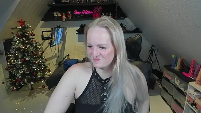 caro kitten online show from December 2025 09:16:02 AM