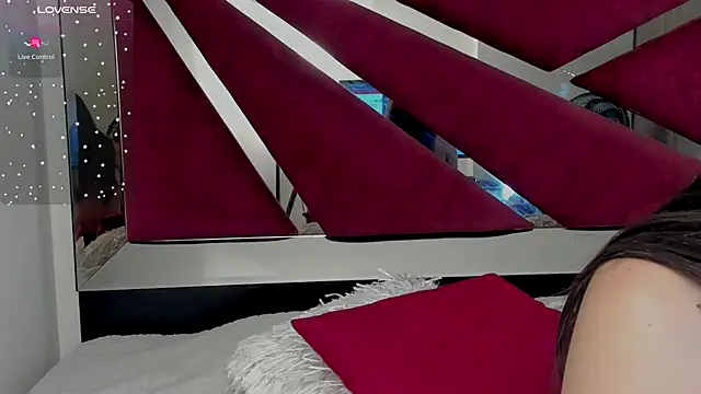 Snapshot of FaloonRoussel chatting on May 2026 05:32:01 PM FaloonRoussel online show from May 2026 05:32:01 PM