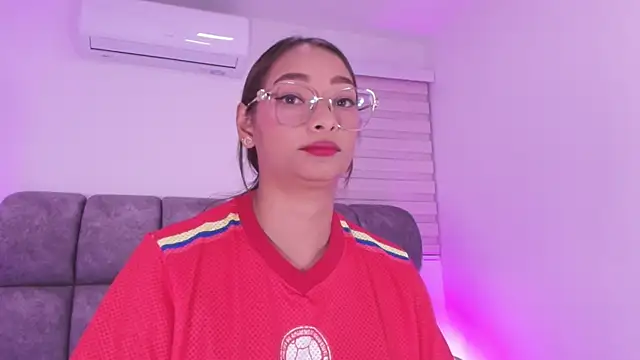 Snapshot of vale_ross_ chatting on July 2026 03:02:01 AM vale ross online show from July 2026 03:02:01 AM