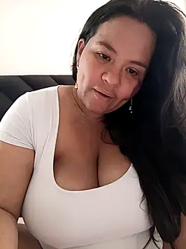 Snapshot of Julieta-tits chatting on June 2026 04:20:01 PM Julieta-tits online show from June 2026 04:20:01 PM