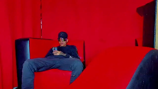 Snapshot of Extreme_Team8 chatting on November 2025 11:21:02 PM Extreme Team8 online show from November 2025 11:21:02 PM