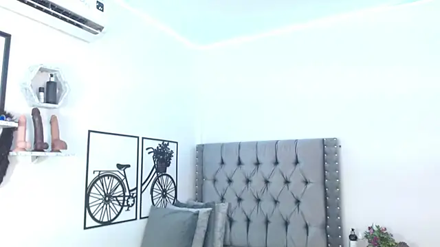 YUSELFI ROSS  online show from February 2025 12:05:02 PM