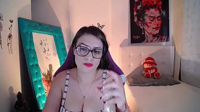 esmeraldaa230 online show from September 2025 08:13:01 PM