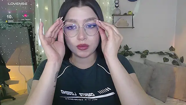 Snapshot of mily_thomson_b_ chatting on December 2025 09:35:01 PM mily thomson b online show from December 2025 09:35:01 PM