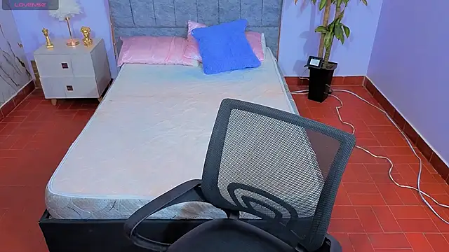 Lana stone  online show from January 2026 03:33:01 AM