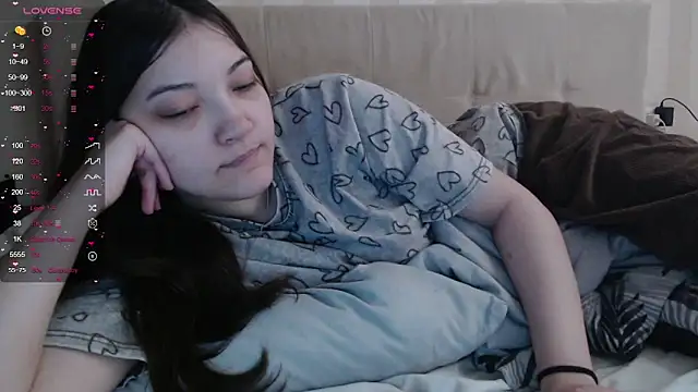 Snapshot of AlisaDevis chatting on June 2026 07:12:01 AM AlisaDevis online show from June 2026 07:12:01 AM