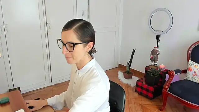 cuddlingbunny online show from November 2025 02:43:02 PM