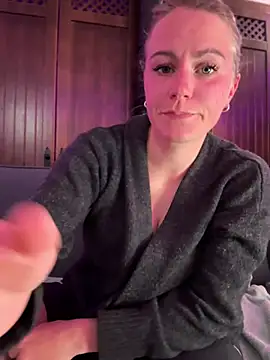 selenaluvv online show from April 2026 03:09:01 PM