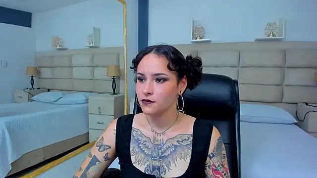 AnnyThompson  online show from October 2025 09:06:01 PM