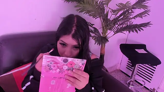 Miia Thompsonn online show from March 2025 03:20:01 AM