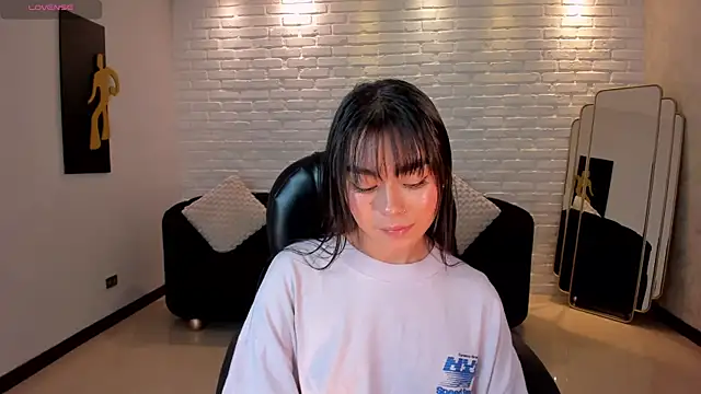 Snapshot of GigiLee_ chatting on January 2025 02:27:02 AM GigiLee  online show from January 2025 02:27:02 AM