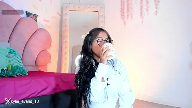 Snapshot of evelyn_evans_1 chatting on March 2025 02:50:01 AM evelyn evans 1 online show from March 2025 02:50:01 AM